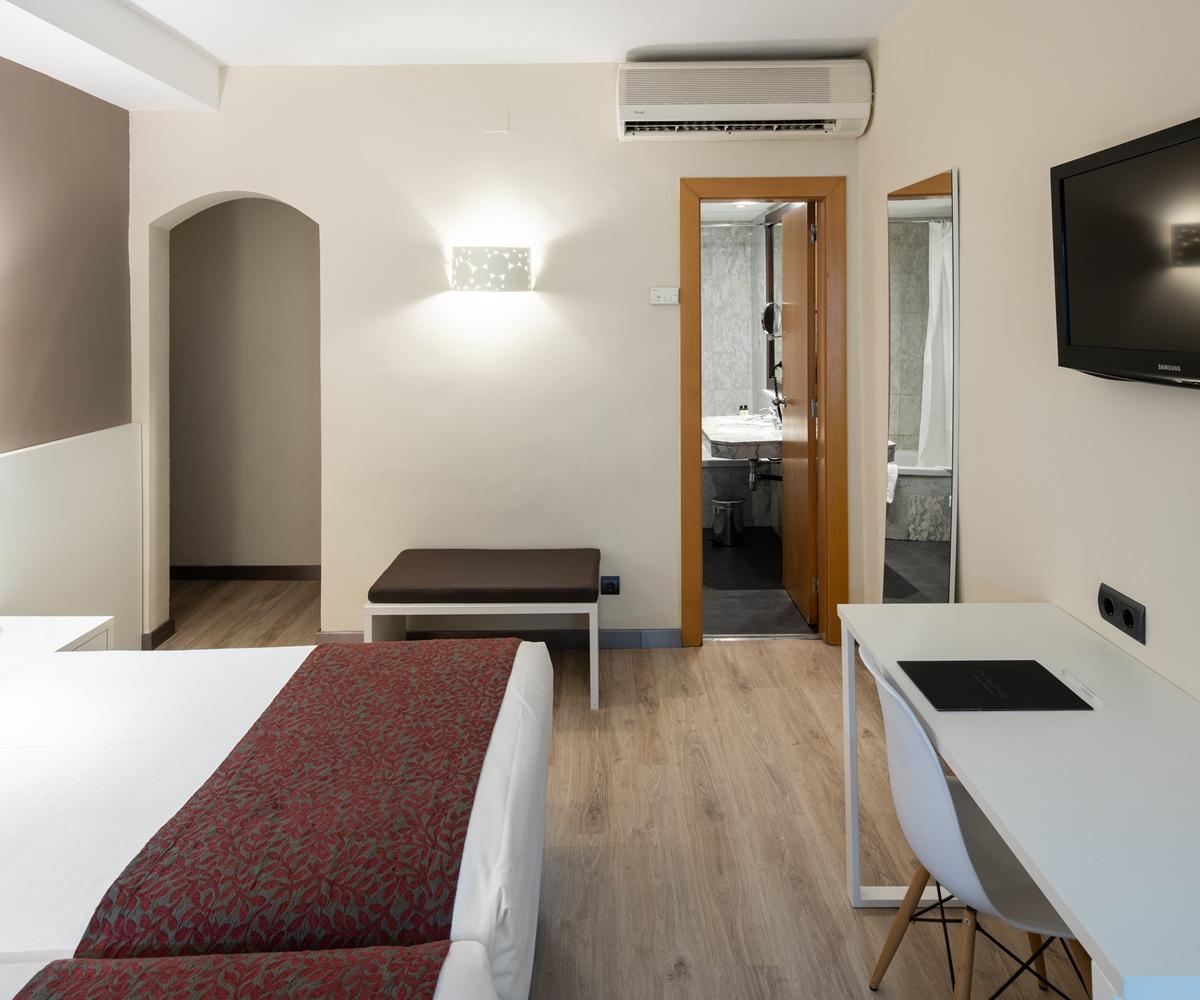 Catalonia Castellnou Hotel Barcelona Exterior foto