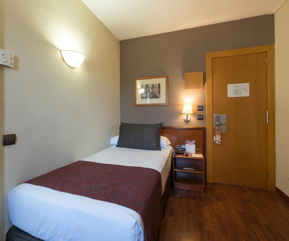 Catalonia Castellnou Hotel Barcelona Exterior foto